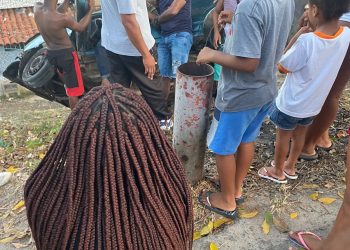 Motorista perde controle e carro bate em poste no Caipe 