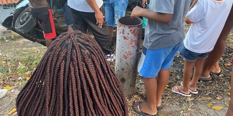 Motorista perde controle e carro bate em poste no Caipe