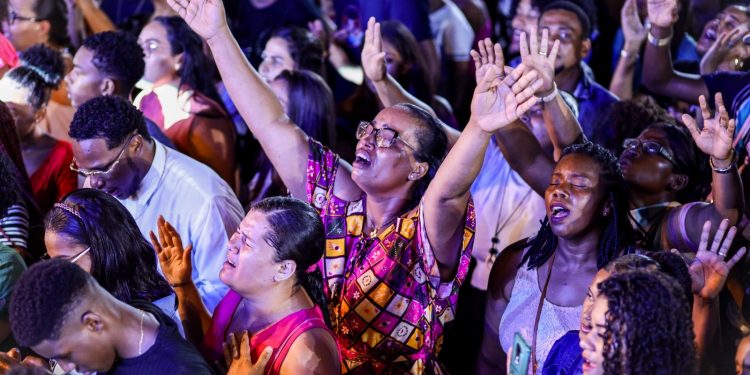 Candeias: Midian Lima, Banda Som e Louvor e pratas da casa animam a 1ª noite da semana evangélica