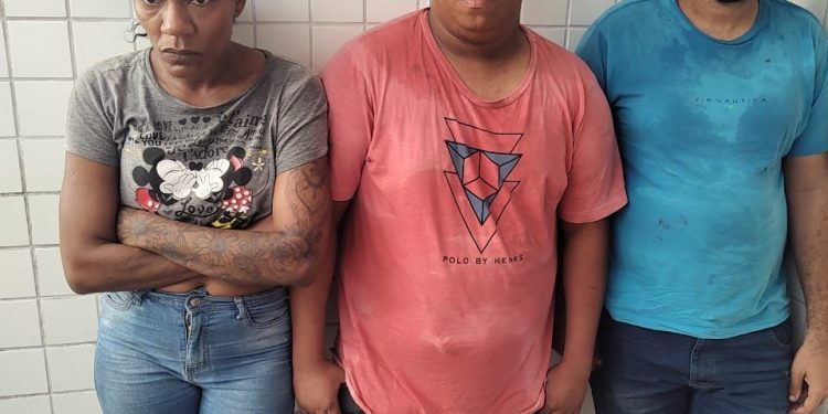 VÍDEO: Casal é flagrado furtando loja em Candeias