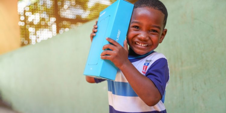 PREFEITURA ENTREGA MAIS DE 11 MIL TABLETS A ESTUDANTES DE TODA REDE MUNICIPAL DE ENSINO