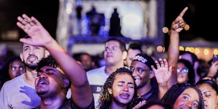 Candeias: Centenas de pessoas louvam ao senhor no 2º dia da semana evangélica