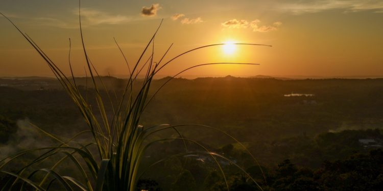 Candeias: Eclipse se inicia às 15:33 e deverá ter 72% de intensidade às 17:32 no Mirante do Bairro do Malembá 