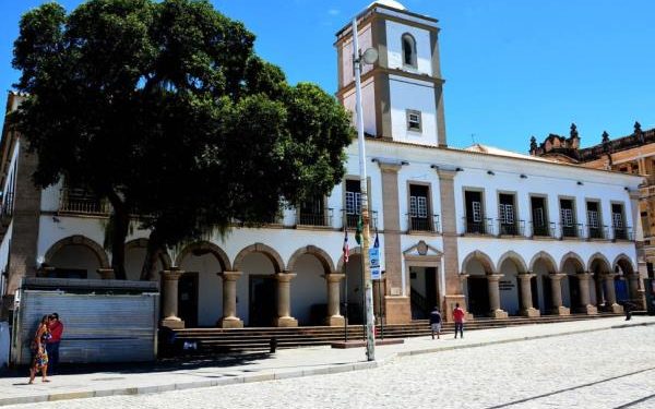Polícia Federal realiza operação na Câmara Municipal de Salvador; gabinete de vereador é alvo