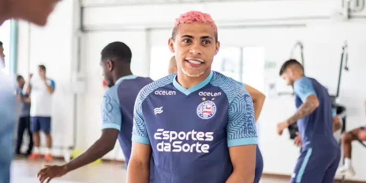 Atacante do Bahia é afastado e multado após ser visto em festa