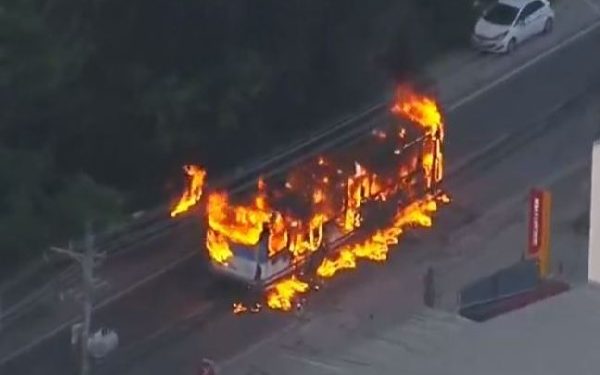 Terror: morte de sobrinho do miliciano no Rio já resulta em 35 ônibus e 1 trem queimados