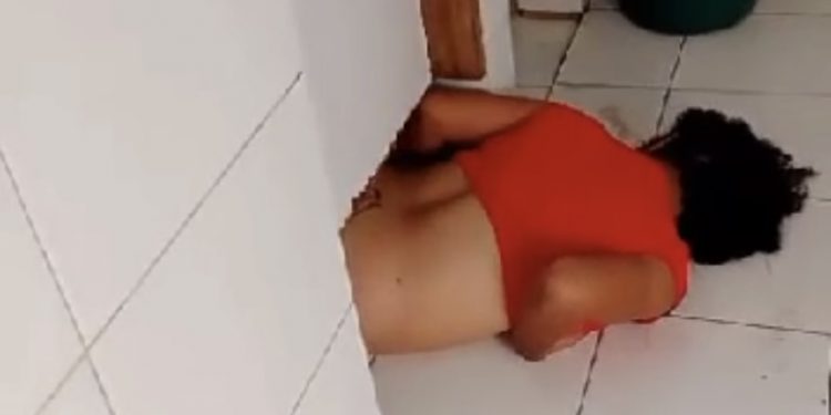 Usuários ouvem gemidos e flagram casal fazendo sexo em banheiro da rodoviária em Candeias