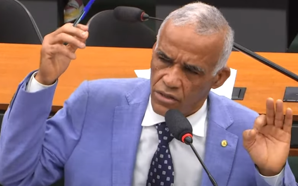 PGR processa Isidório por falas transfóbicas contra deputada