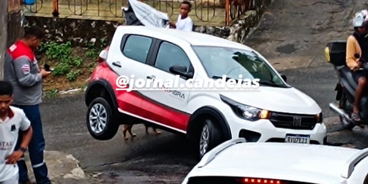 Carro cai e fica preso em buraco causado por vazamento em tubulação da embasa em Candeias