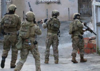 Operação com blindados e aeronaves ocupa complexo do Nordeste contra facção