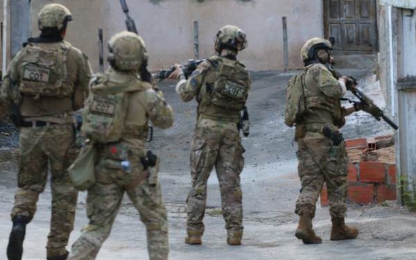 Operação com blindados e aeronaves ocupa complexo do Nordeste contra facção