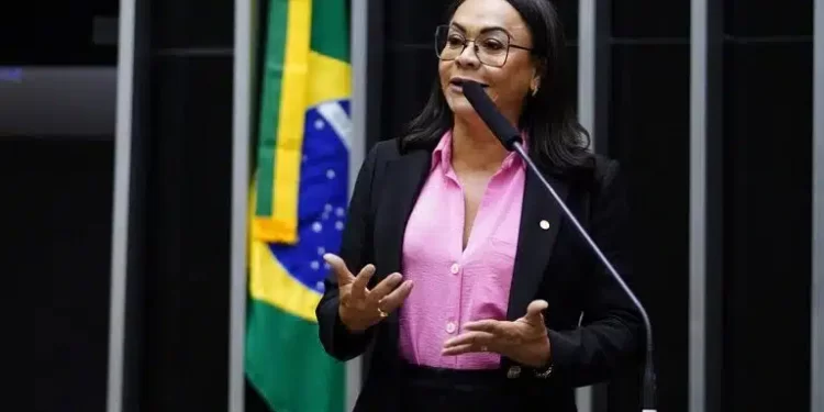 Ivoneide Caetano vota contra projeto que aumenta pena para furto, roubo e latrocínio