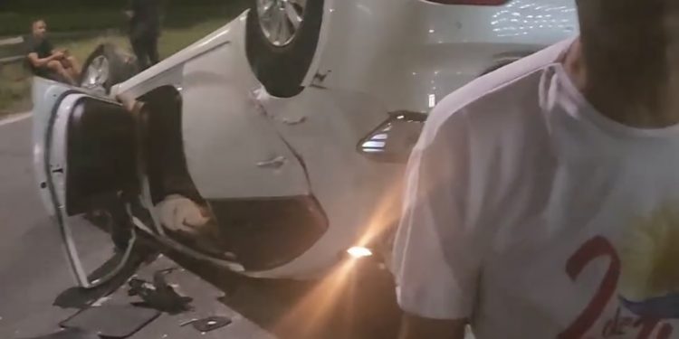 Policial capota carro em frente a Fundação Dr. Jesus e Pastor Isidorio ajuda no resgate da vítima