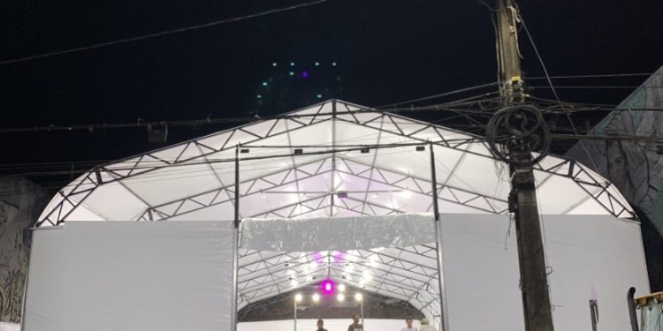 Estrutura Provisória para o Natal na Praça Gera Expectativas e Curiosidade entre os Moradores de Candeias