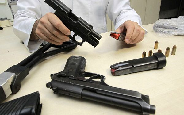 Comissão aprova PL que proíbe compra de armas por acusados de violência contra mulher