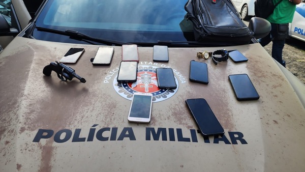 Adolescente de 16 anos ameaça matar passageiros durante assalto a ônibus e acaba apreendido pela PM em Salvador