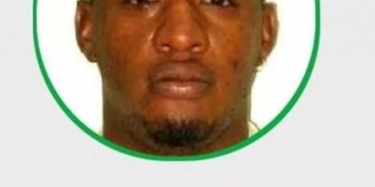 “Mistério e Controvérsia: Homem acusado de homicídio se entrega à polícia alegando legítima defesa