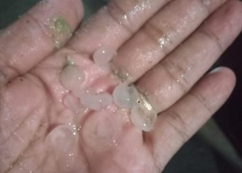 Moradores registram chuva de granizo em Mata de São João