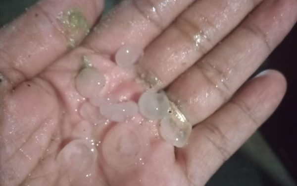 Moradores registram chuva de granizo em Mata de São João