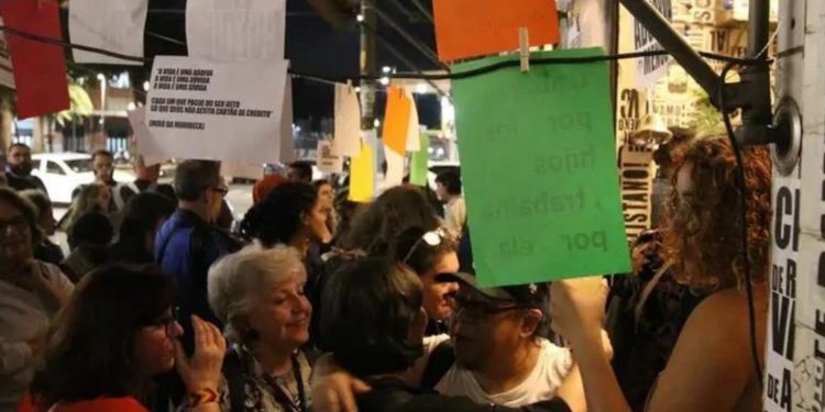 Projeto de lei que obriga bares a ajudarem mulheres vítimas de assédio na Bahia é aprovado