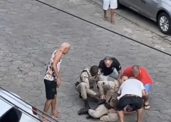 VEJA O VÍDEO: homem é flagrado agredindo Policiais Militares em Itapetinga