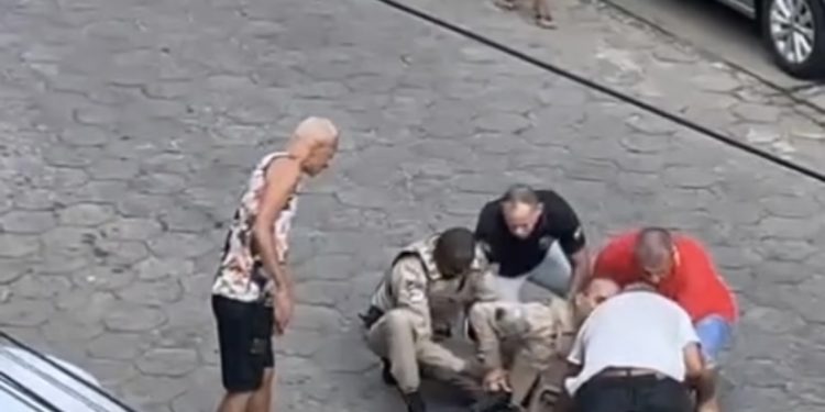 VEJA O VÍDEO: homem é flagrado agredindo Policiais Militares em Itapetinga