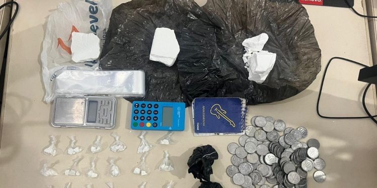 Apreensão de Drogas: Peto detém suspeito com 3 pedras de cocaína em Nova Candeias