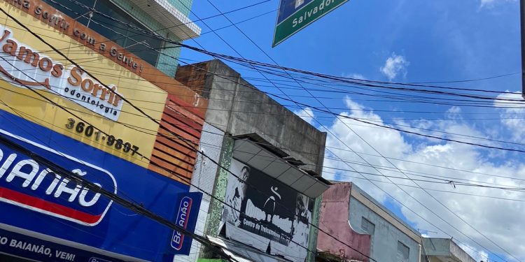  “Poste de sinalização prestes a cair na Avenida Antônio Paterson, em Candeias.”