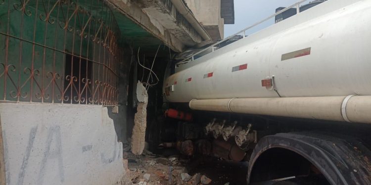 Vídeo: caminhão perde o controle e invade casa em Candeias 