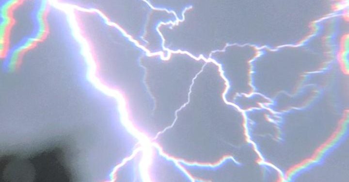 “Raio Ilumina Céu de Candeias: moradores registram fenômeno durante forte chuva”