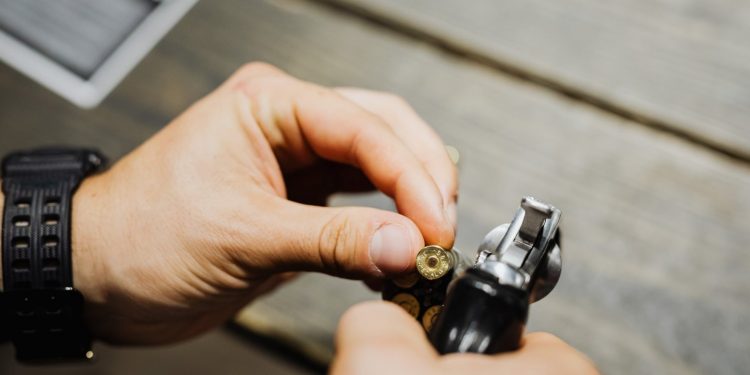 Registros de novas armas para defesa pessoal caem 82% e atingem menor número em 21 anos