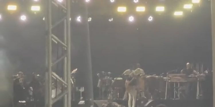 Bell Marques interrompe apresentação por causa de briga no Madre Verão