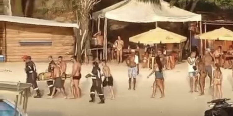 Candeias : homem bate a cabeça ao pular de escuna e é socorrido pelo Samu