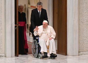Papa pede proibição da barriga de aluguel