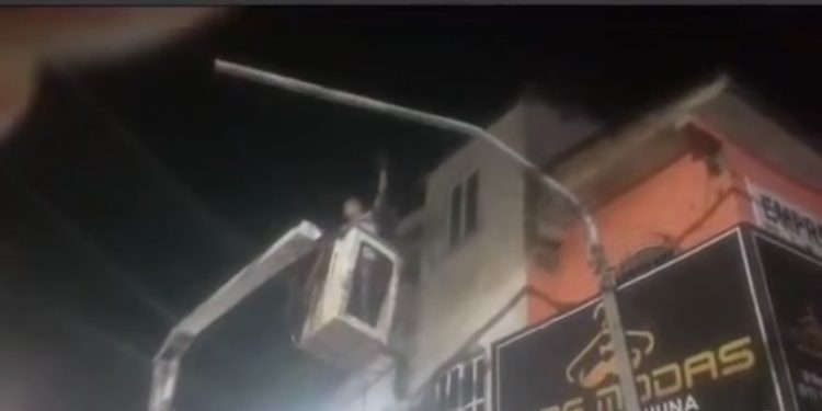 Prefeitura de Candeias Resolve Problema: Placa de Sinalização Prestes a Cair na Avenida Antônio Paterson é Removida 