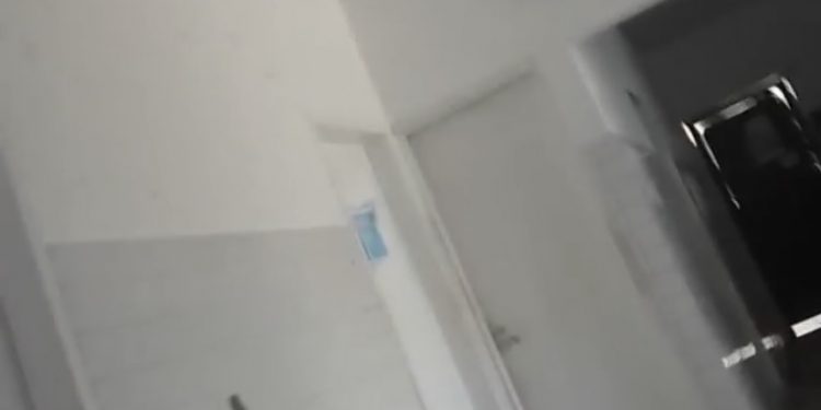 Moradores Denunciam Falta de Ventilador no PSF José Felix Malembá ao Jornal Candeias; Pacientes se Abanam com Cadernetas de Vacina