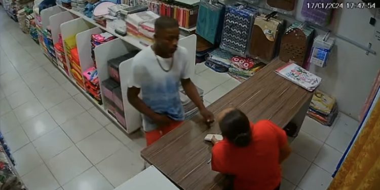 NA CARA DURA: Bandido assalta loja no centro de Candeias