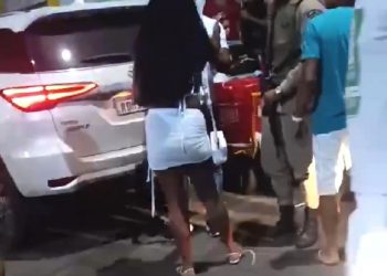 Madre de Deus: Homem agride mulher na frente de policiais e gera revolta em população; PMs não reagiram