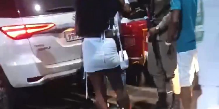 Madre de Deus: Homem agride mulher na frente de policiais e gera revolta em população; PMs não reagiram