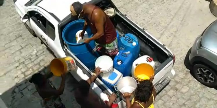 Madre de Deus: Após falta de água da Embasa, população compra galão de 60 litros por R$ 25 reais