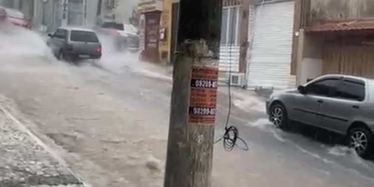 Com fortes trovoadas, Candeias registra fortes chuva nesta terça feira (23)