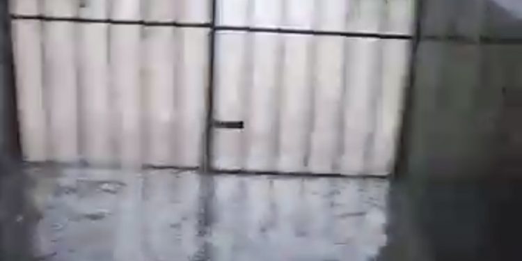 ENTROU ÁGUA: delegacia de Candeias fica completamente alagada com as fortes chuvas na região