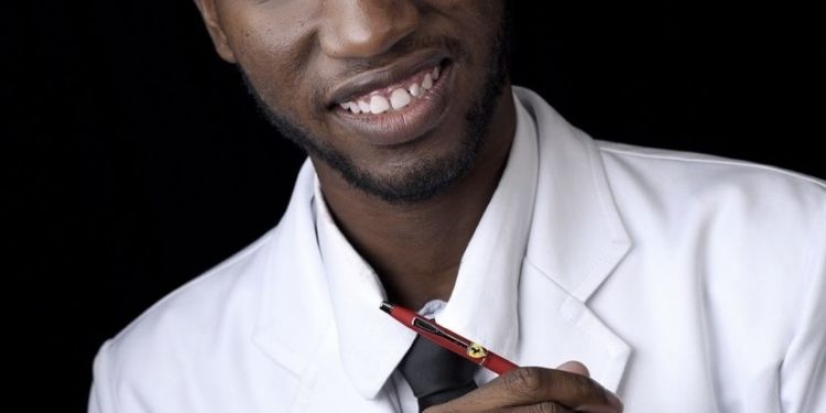 Quebrando Estatísticas: Jovem negro Candeiense se forma em medicina ao som de ‘Negro Drama’ de Racionais, e vídeo viraliza na web