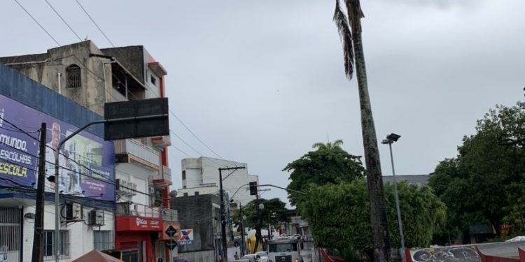 Candeias tem previsão de chuva forte e raios nas próximas horas