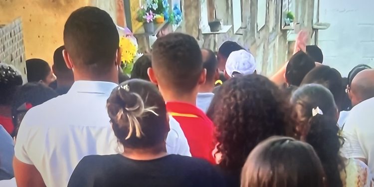 Madre de Deus: Três vítimas de naufrágio em Ilha de Maria Guarda foram enterradas na tarde desta segunda (22)