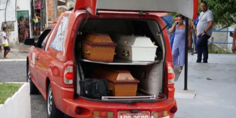 Defesa de condutor diz que “intrusos” invadiram lancha e culpa prefeitura por falta de planejamento para retorno do Madre Verão em Maria Guarda