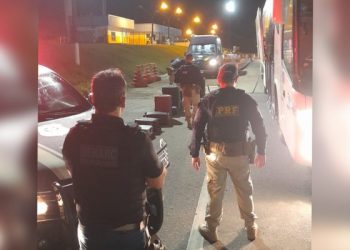 Polícias Civil e Federal fazem operação na BR-324 na noite desta quarta (24); veja imagens