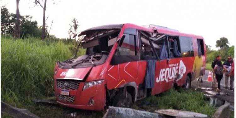 Acidente grave com pacientes da cidade de Jequié deixa feridos na BR-324; bebê de 4 meses foi arremessado