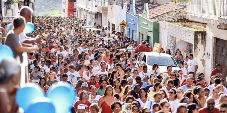 Editorial: Políticos marcam presença em procissão de Nossa Senhora e comunidade questiona