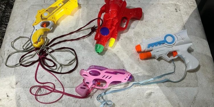 Pistolas de água são apreendidas em Salvador após lei polêmica sancionada por Jerônimo Rodrigues